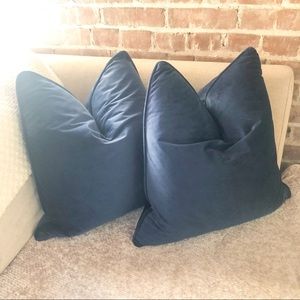 Set of 2 pillows with feather inserts included